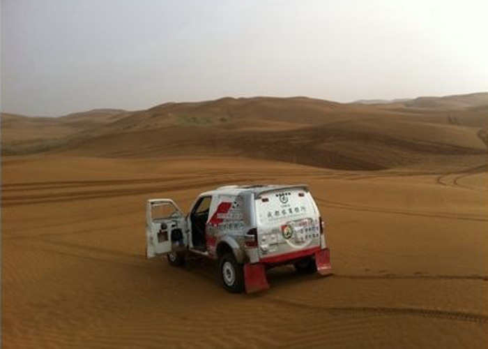 青春永驻的秘密 61岁肌肉爷爷赛车驰骋大漠 青春永驻的秘密 61岁肌肉爷爷赛车驰骋大漠