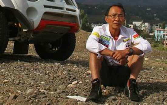 青春永驻的秘密 61岁肌肉爷爷赛车驰骋大漠 青春永驻的秘密 61岁肌肉爷爷赛车驰骋大漠