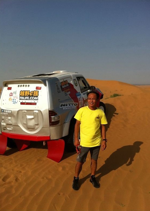 青春永驻的秘密 61岁肌肉爷爷赛车驰骋大漠 青春永驻的秘密 61岁肌肉爷爷赛车驰骋大漠