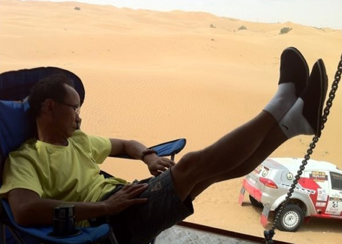 青春永驻的秘密 61岁肌肉爷爷赛车驰骋大漠 青春永驻的秘密 61岁肌肉爷爷赛车驰骋大漠