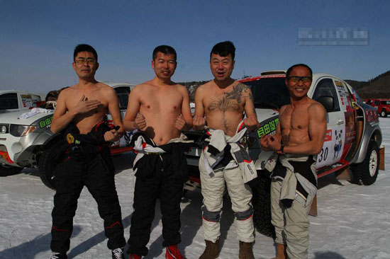 青春永驻的秘密 61岁肌肉爷爷赛车驰骋大漠 青春永驻的秘密 61岁肌肉爷爷赛车驰骋大漠