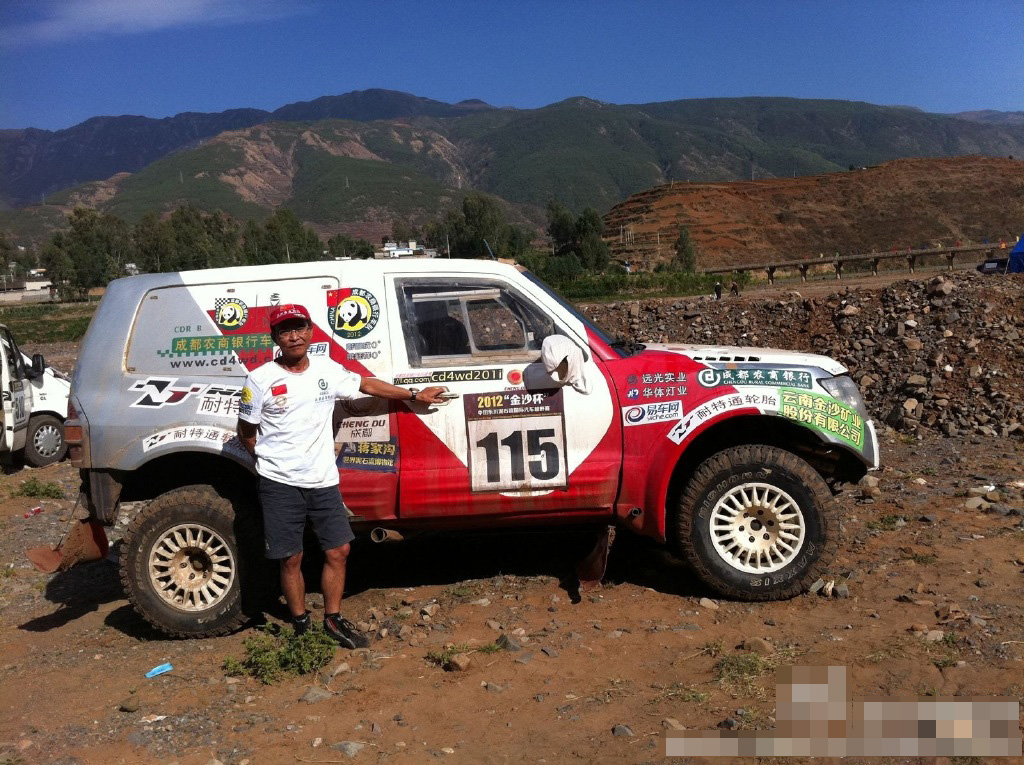 青春永驻的秘密 61岁肌肉爷爷赛车驰骋大漠 青春永驻的秘密 61岁肌肉爷爷赛车驰骋大漠