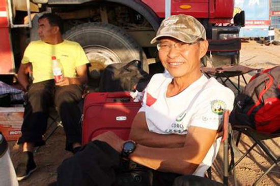 青春永驻的秘密 61岁肌肉爷爷赛车驰骋大漠 青春永驻的秘密 61岁肌肉爷爷赛车驰骋大漠