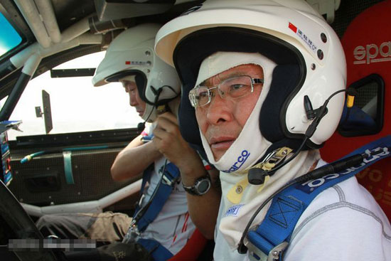 青春永驻的秘密 61岁肌肉爷爷赛车驰骋大漠 青春永驻的秘密 61岁肌肉爷爷赛车驰骋大漠