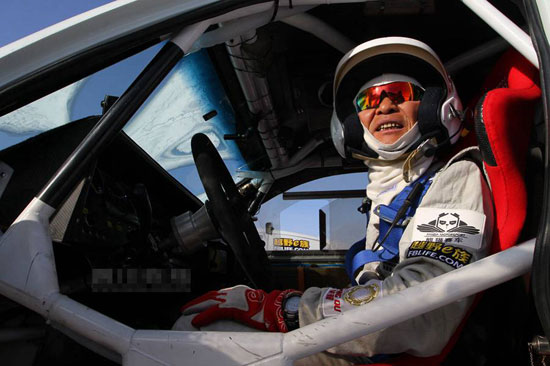 青春永驻的秘密 61岁肌肉爷爷赛车驰骋大漠 青春永驻的秘密 61岁肌肉爷爷赛车驰骋大漠