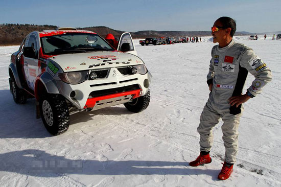 青春永驻的秘密 61岁肌肉爷爷赛车驰骋大漠 青春永驻的秘密 61岁肌肉爷爷赛车驰骋大漠