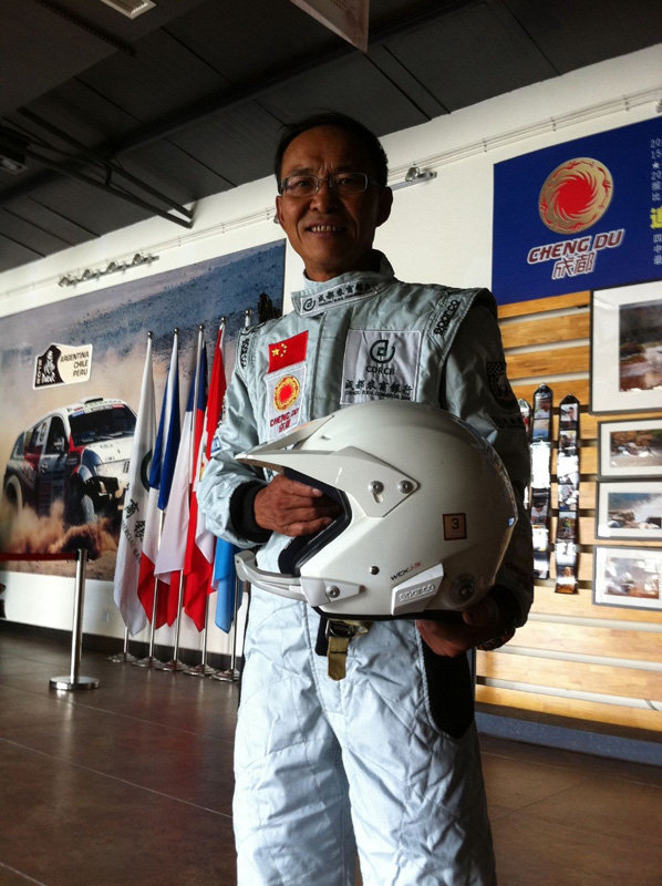 青春永驻的秘密 61岁肌肉爷爷赛车驰骋大漠 青春永驻的秘密 61岁肌肉爷爷赛车驰骋大漠