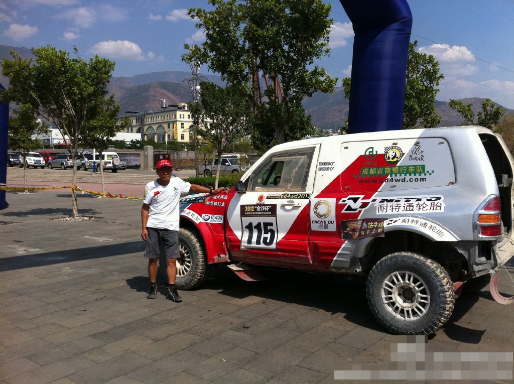 青春永驻的秘密 61岁肌肉爷爷赛车驰骋大漠 青春永驻的秘密 61岁肌肉爷爷赛车驰骋大漠