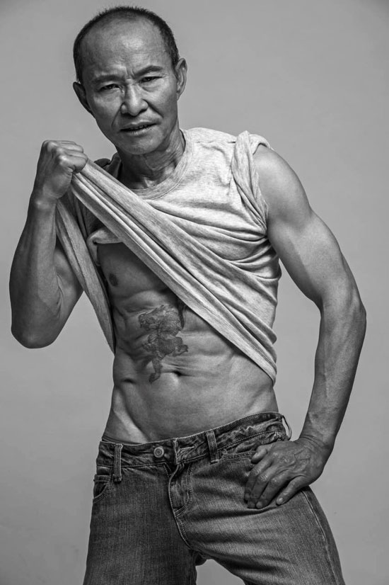 青春永驻的秘密 61岁肌肉爷爷赛车驰骋大漠 青春永驻的秘密 61岁肌肉爷爷赛车驰骋大漠