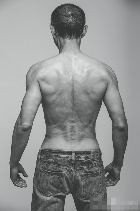 青春永驻的秘密 61岁肌肉爷爷赛车驰骋大漠 青春永驻的秘密 61岁肌肉爷爷赛车驰骋大漠