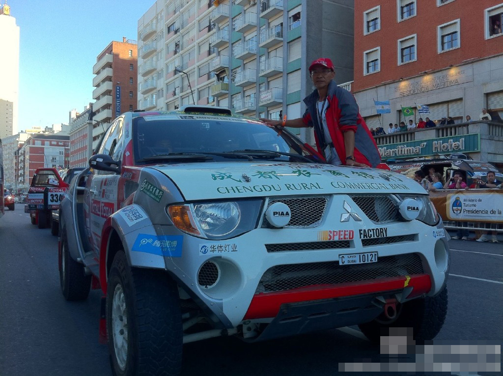 青春永驻的秘密 61岁肌肉爷爷赛车驰骋大漠 青春永驻的秘密 61岁肌肉爷爷赛车驰骋大漠