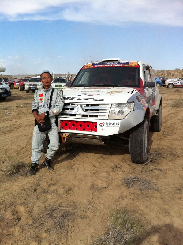 青春永驻的秘密 61岁肌肉爷爷赛车驰骋大漠 青春永驻的秘密 61岁肌肉爷爷赛车驰骋大漠