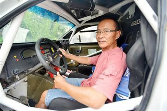 青春永驻的秘密 61岁肌肉爷爷赛车驰骋大漠 青春永驻的秘密 61岁肌肉爷爷赛车驰骋大漠