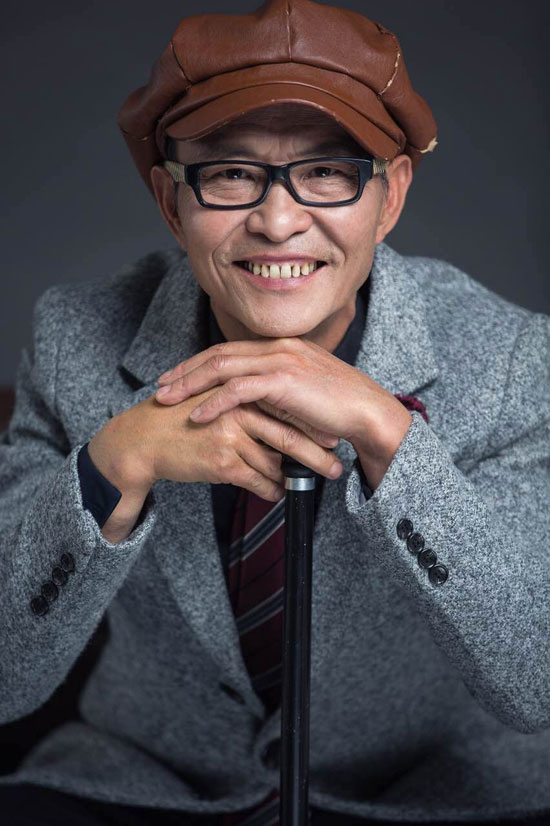 青春永驻的秘密 61岁肌肉爷爷赛车驰骋大漠 青春永驻的秘密 61岁肌肉爷爷赛车驰骋大漠