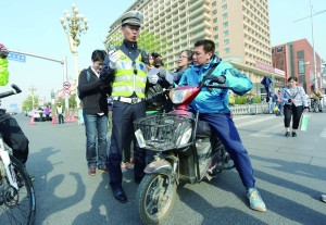 北京禁非机动车首日未开罚单 禁行街电动车推行