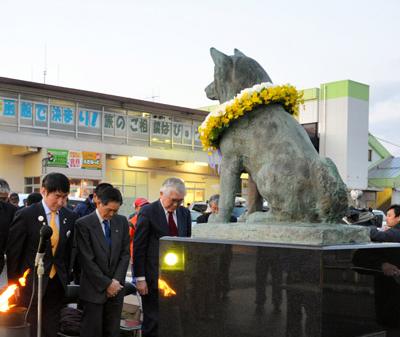 日本举办忠犬八公祭奠活动 赞其教会幸福与爱(图)
