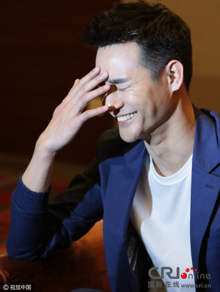 王凯受访谈剧中角色自称魅力十足掩面羞涩露笑