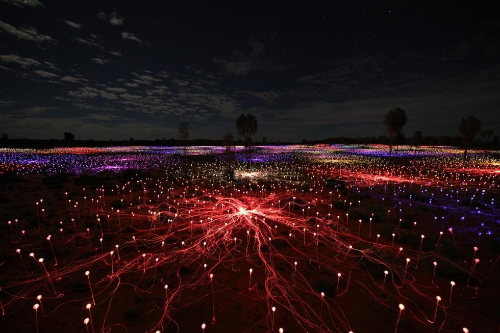 艺术家用5万盏灯点亮沙漠 宛如童话仙境