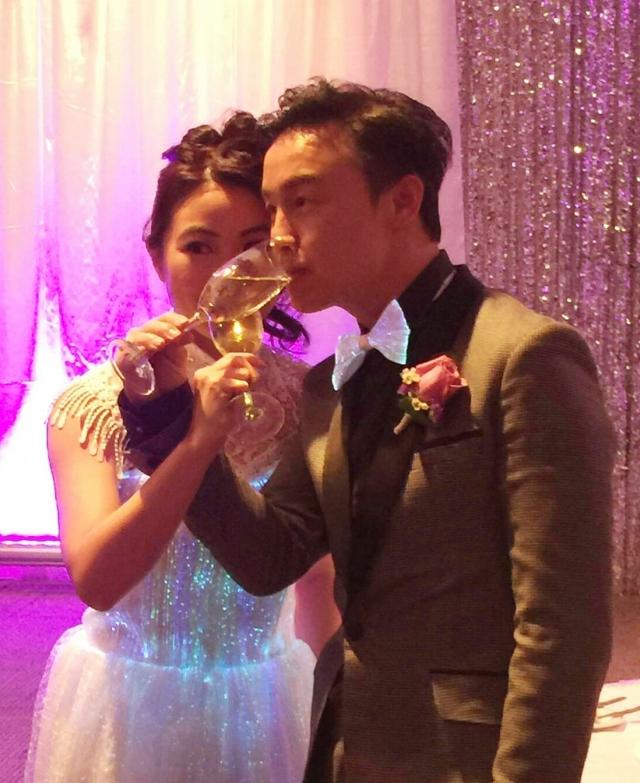 53岁香港男艺人仍娃娃脸曾出轨3次再婚娶小19岁女友