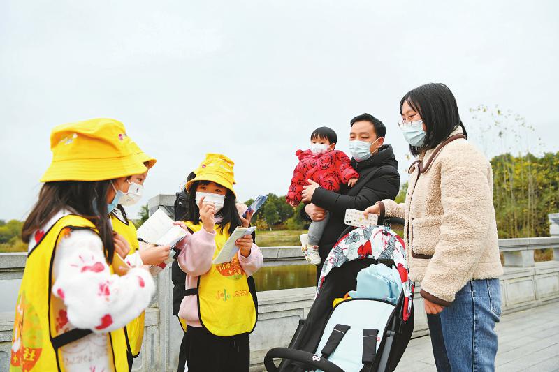 （中首）“小小城市体验官”打卡城市公园