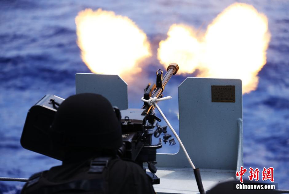 中国海军护航编队开展反海盗针对性演练