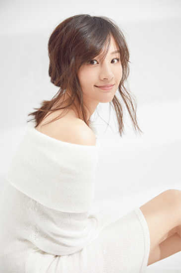 章龄之纯白写真曝光 《猎场》饰演贾衣玫