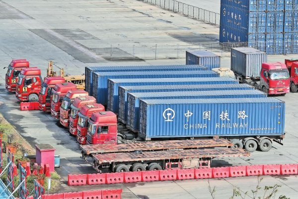 中老铁路：感受“大动脉”涌出的强劲热力