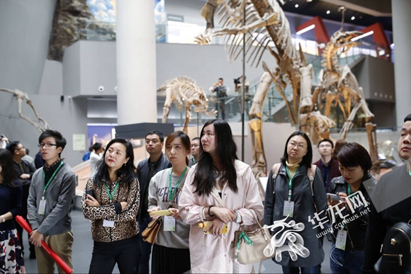 【文化 标题摘要】穿越回侏罗纪世纪 记者自然博物馆和“恐龙”合影