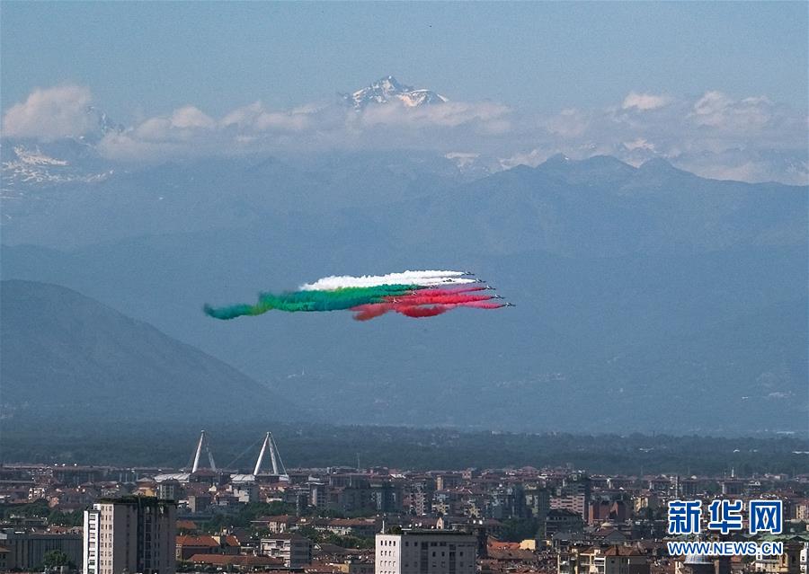 意大利“三色箭”飛行表演隊舉行飛行表演