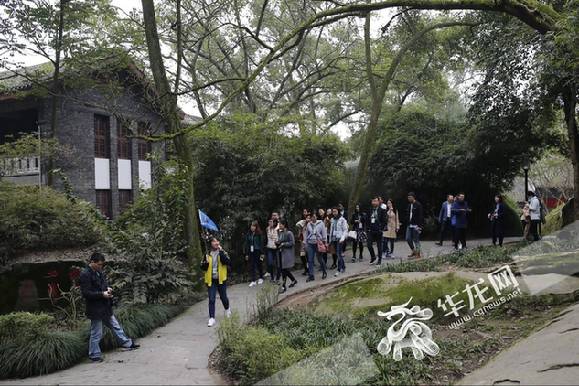 【文化 标题摘要】 重庆百年名校聚奎大讲堂让网媒记者流连