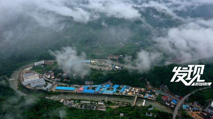 被森林“包围”的陕南小城 云雾缭绕满目苍翠