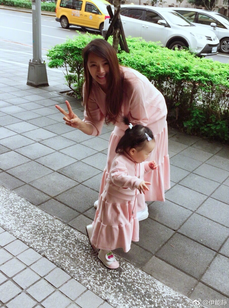 伊能静和小米粒穿粉红母女装对镜头比v俏皮可爱