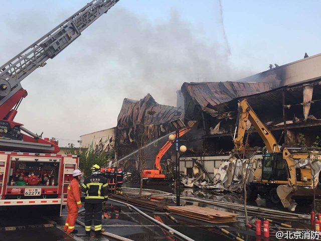 北京西四环一灯具城发生火灾 数十辆消防车救火