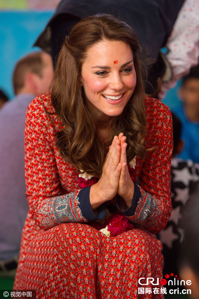 凯特王妃优雅现身 额间“一点红”双手合十萌翻了