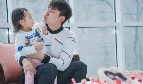 贾乃亮庆生左拥李小璐右抱甜馨组图