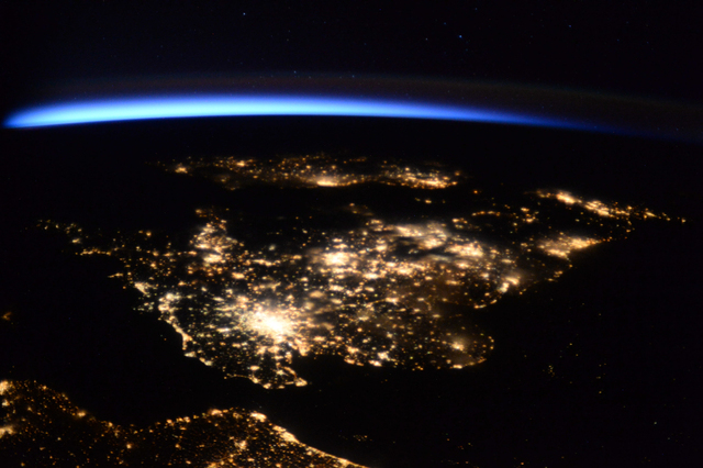 靜夜思:宇航員拍攝地球夜景 燈光與極光交相輝映