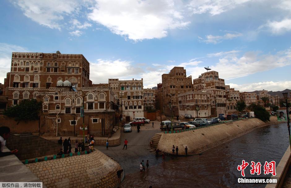 也門暴雨天氣街道變河道 成兒童玩水嬉戲樂園
