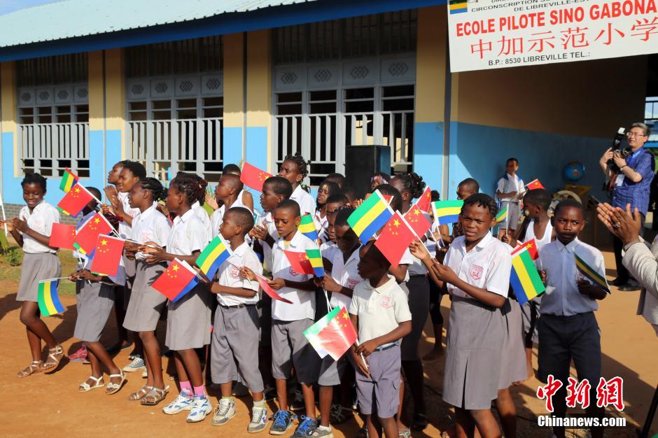 中方向加蓬“中加示范小学”捐赠教学用品