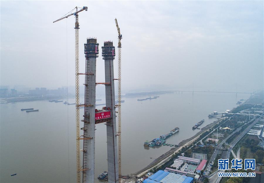 武汉杨泗港长江大桥北岸主塔成功封顶