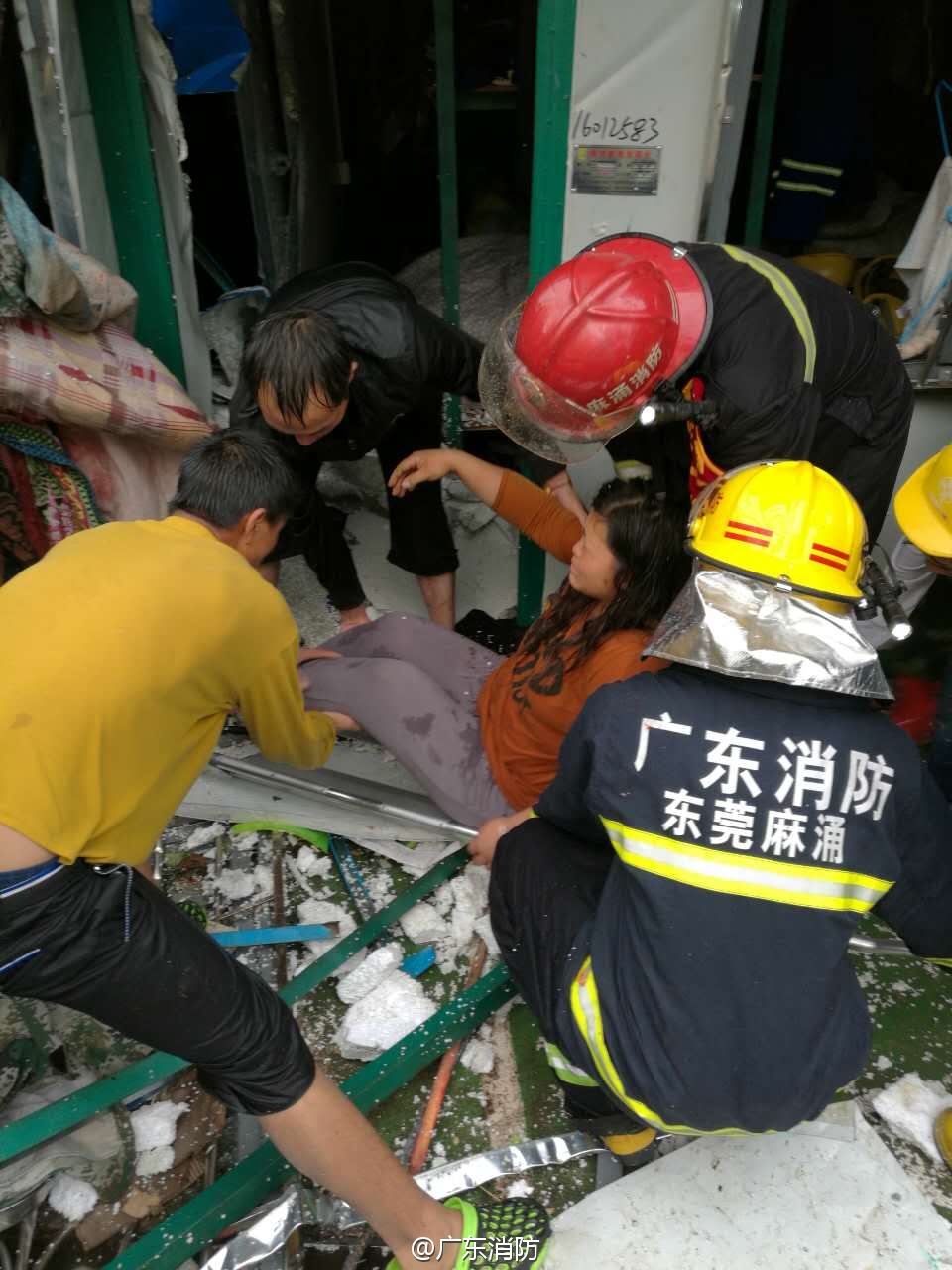 广东东莞一工地发生倒塌事故 多人被困(组图)