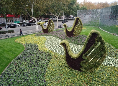 （社會廣角圖文）南京江東門紀念館周邊 新添和平鴿綠雕