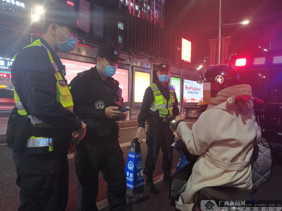 南宁：增强群众夜间出行安全感 警察警灯街面常驻