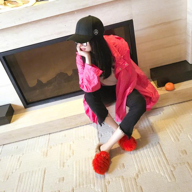 工作室曝杨幂私下面貌 素颜穿拖鞋坐地板接地气