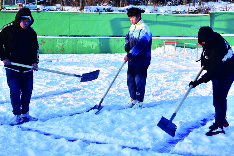 助力冬奧 長春學子以雪作畫