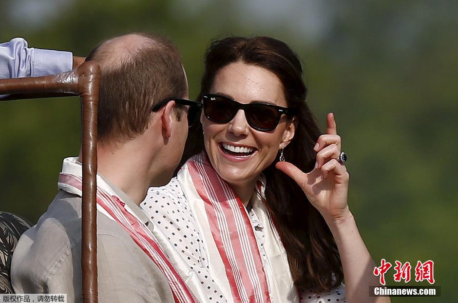 威廉王子夫妇游览印度公园 凯特波点衫清新脱俗