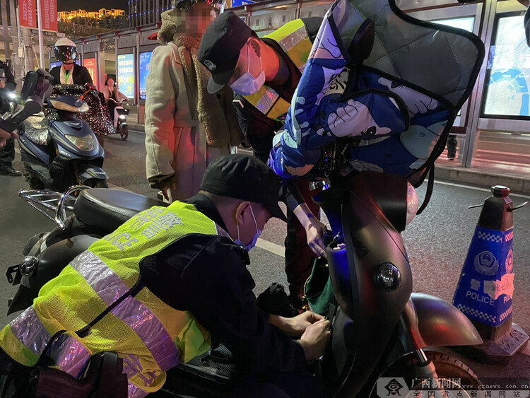 南宁：增强群众夜间出行安全感 警察警灯街面常驻