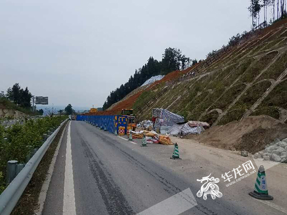 【法制安全】张南高速忠县金鸡段发生滑坡 实行单道双通