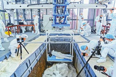 （中首）三星堆文物边修复边展出 还原中华古蜀文明的细节