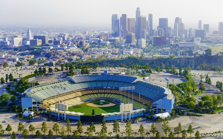 美國加州洛杉磯道奇體育場設立該縣最大的新冠病毒檢測站