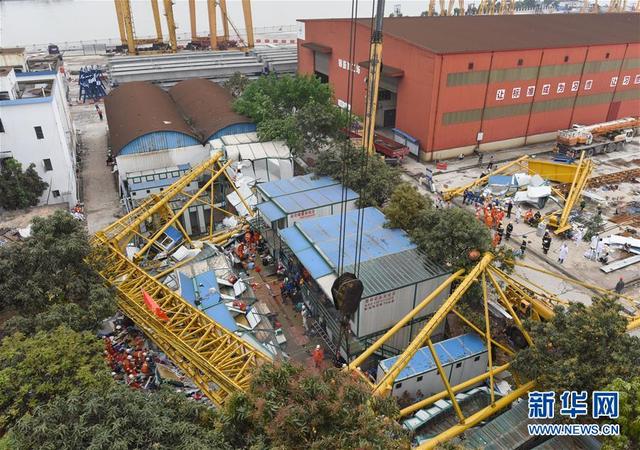 4月13日,救援人员在坍塌现场进行救援.新华社记者卢汉欣摄